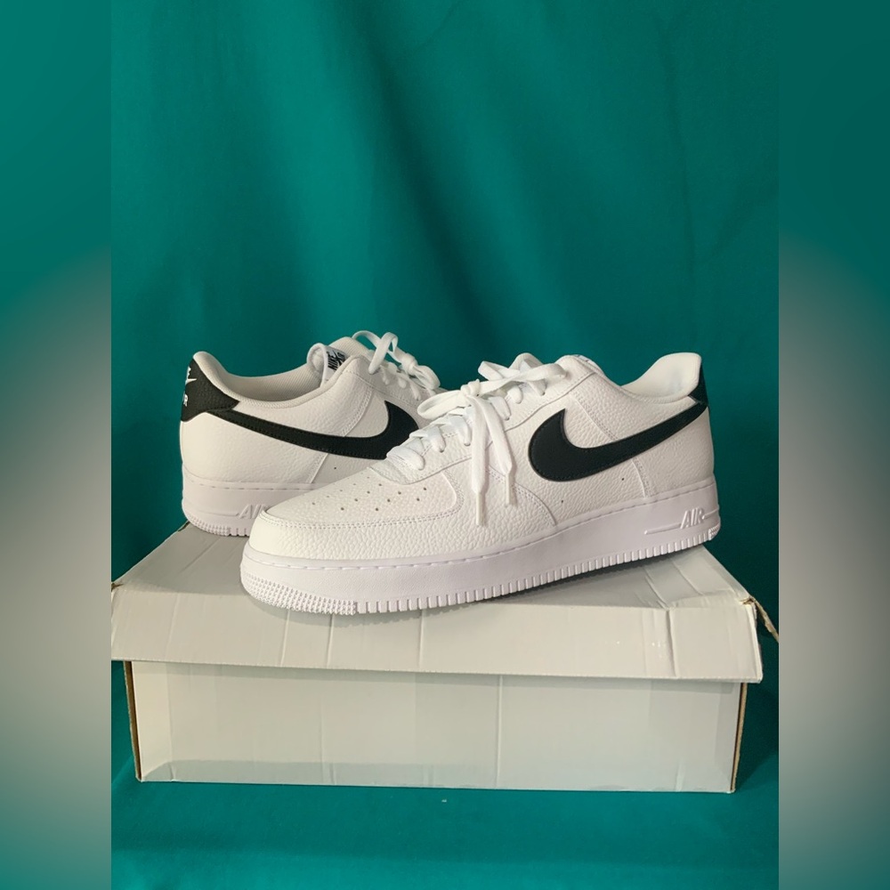 Nike White and Black Air Force 1 07’ Low Top Sneakers, NWT, NIB, Men’s Size 17 - Picture 2 of 5
